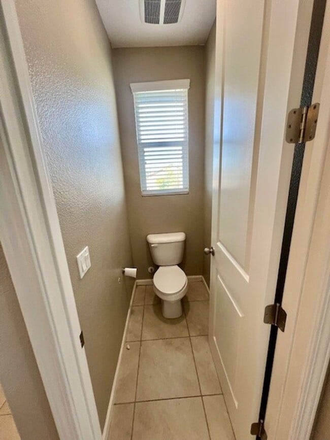 Building Photo - Northwest Bakersfield Gated Home