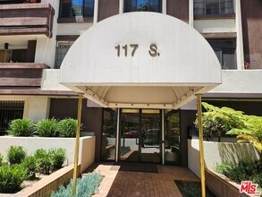 Building Photo - 117 S Doheny Dr