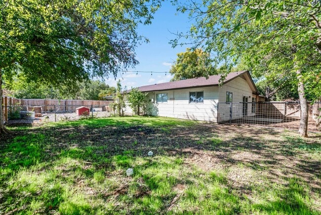 Building Photo - 1524 Eichen Rd
