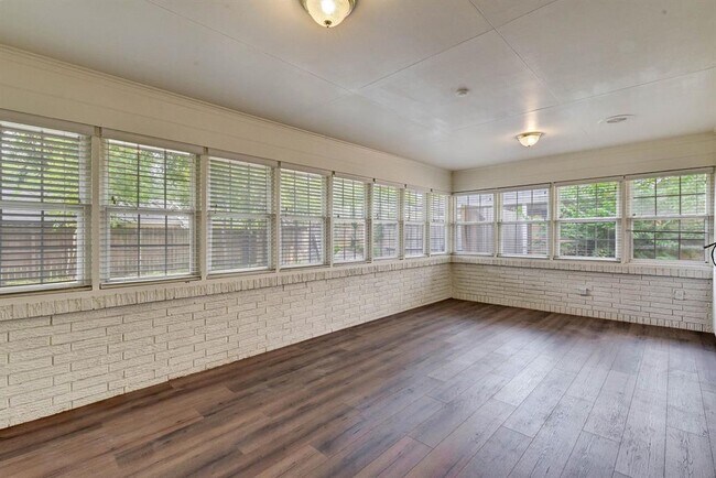 Building Photo - 803 Rosewood Dr