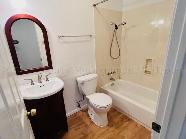 Building Photo - Charming 2 bedroom 1-bathroom Duplex unit features a prime location