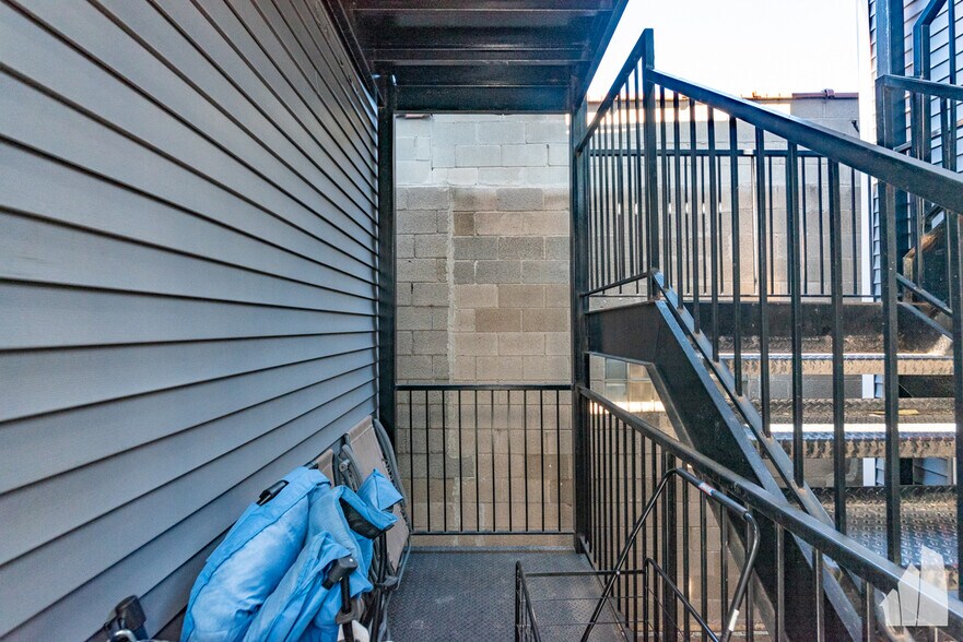 Building Photo - 2436 N Ashland Ave