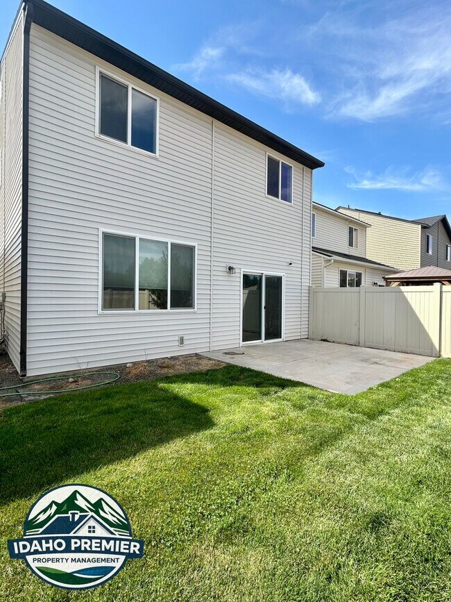 Building Photo - 2052 E Sharptail St
