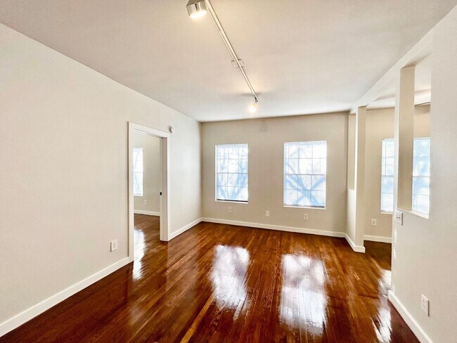 Building Photo - 4021 Mandell St