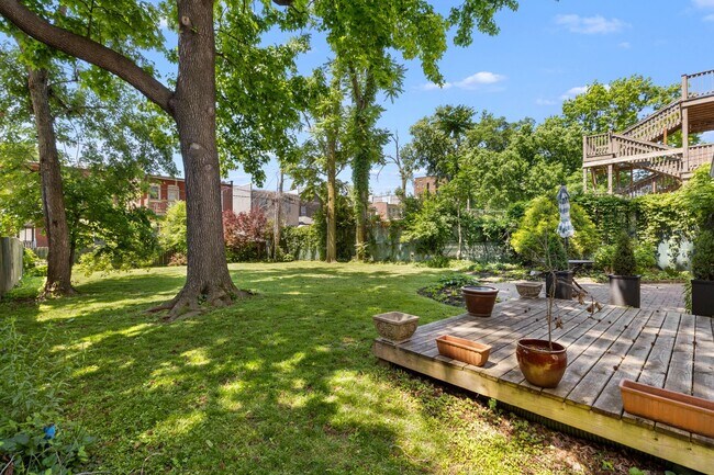Building Photo - Spacious 1,440 SF Central West End Home with Garage Parking, Pool Access & Close to BJC/WashU