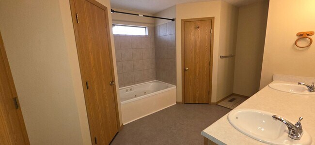 Building Photo - Beautiful 3 Bedroom 2 Bath in Battlefield for $1,495!