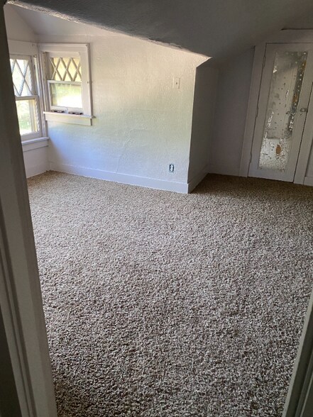 Building Photo - 215 E 8th Ave