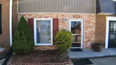 Building Photo - Blacksburg 2 Bedroom Townhouse- Available in July 2025