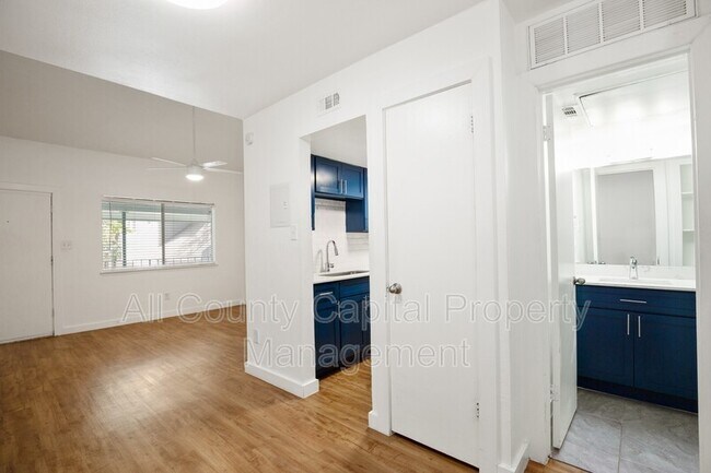 Building Photo - 502 W 35th St