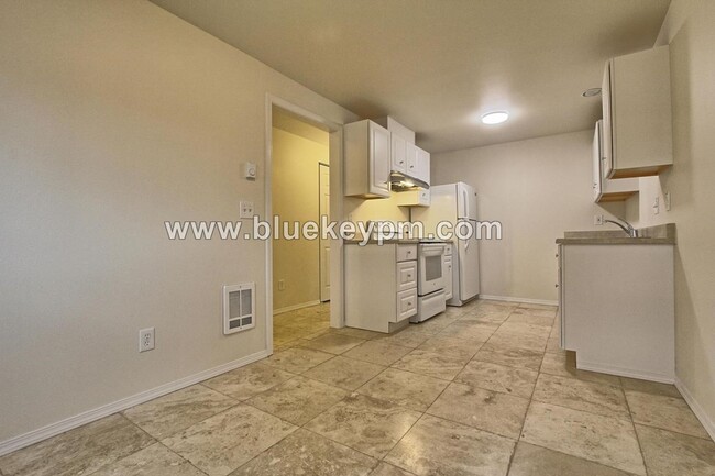 Building Photo - 3 Bed 1.5 Bath  Unit on Grand Blvd in Vanc...