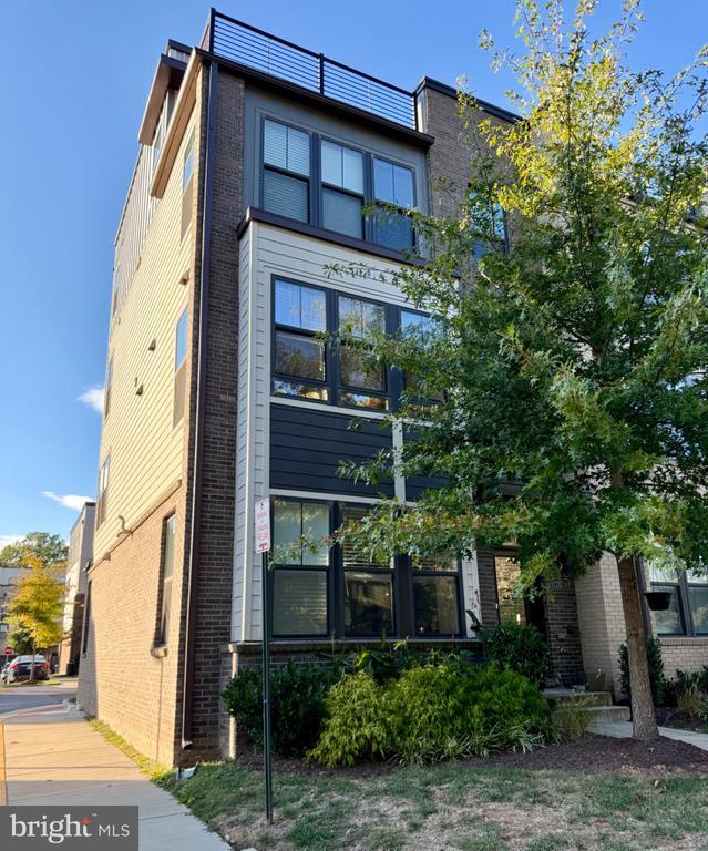 Building Photo - 12028 N Shore Dr