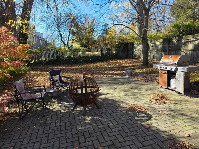 Building Photo - 16 Tilley St