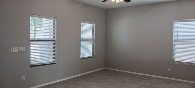 Building Photo - 3 Bed / 2 Bath with Loft