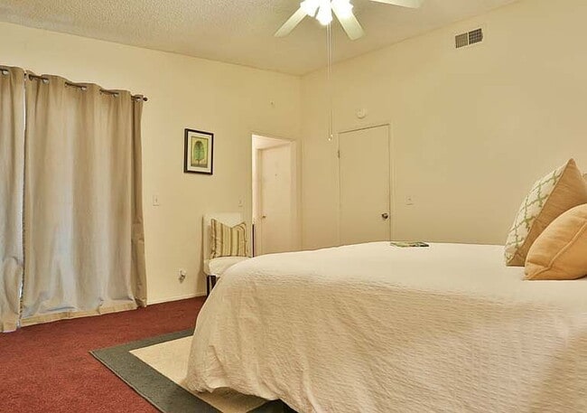 Building Photo - "Charming 2-Bedroom Retreat with Spacious ...