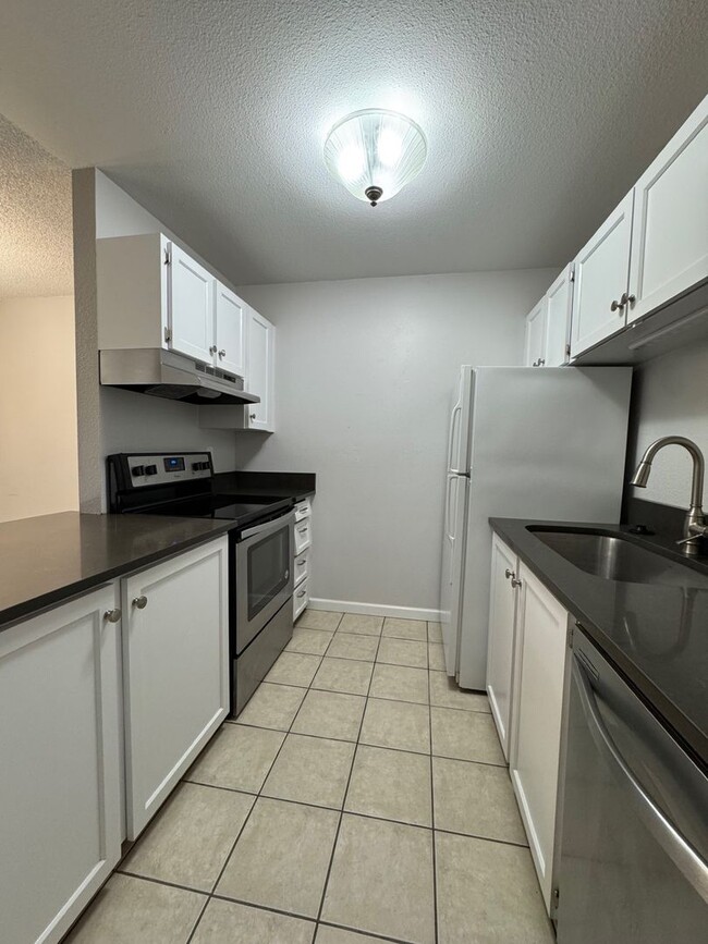 Building Photo - Quiet and beautiful 1 bed 1 bath unit in K...