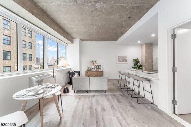 Building Photo - 10 Commerce Ct