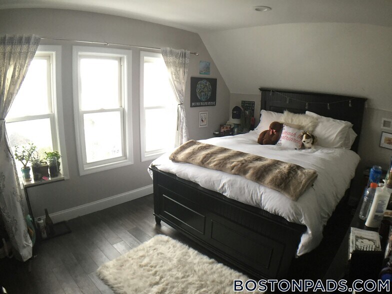 Building Photo - 77 Linden St