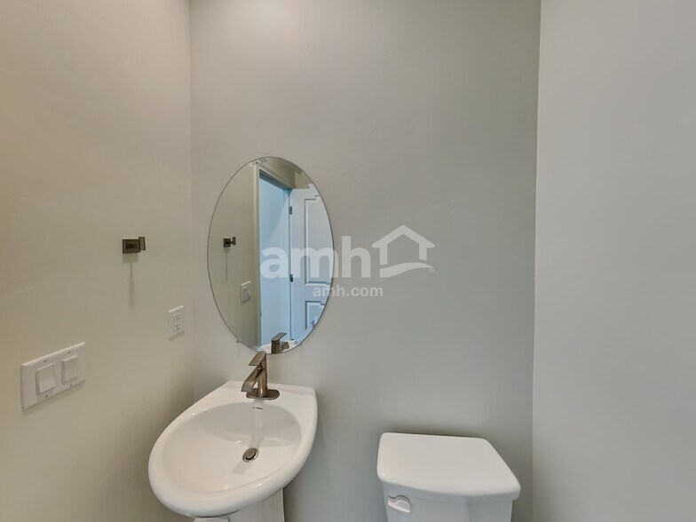 Building Photo - 11091 S Blue Bayou Dr
