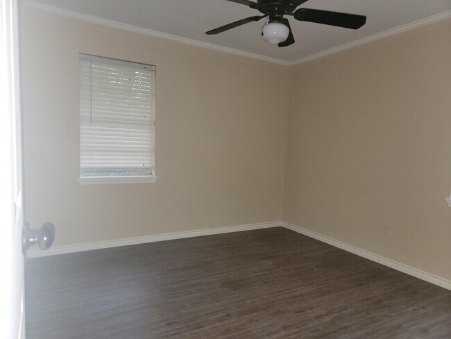 Building Photo - 10556 Rolling Pines Dr