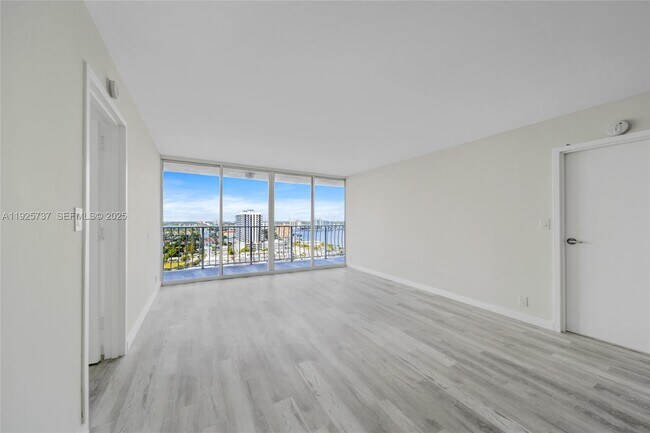 Building Photo - 7601 E Treasure Dr