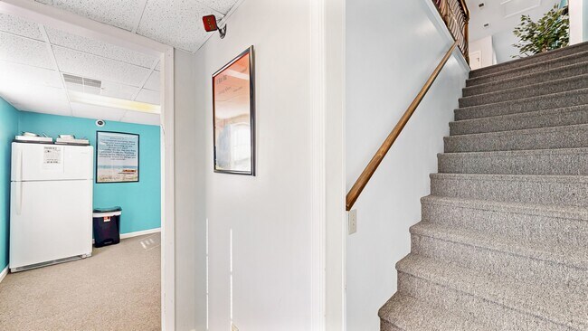 Building Photo - 383 W North St