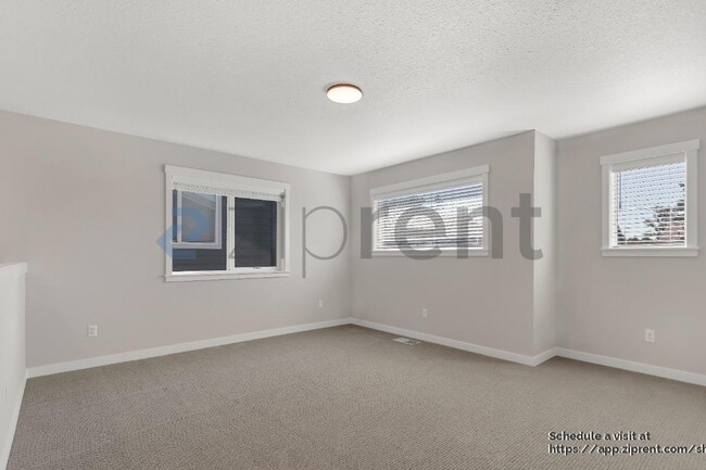 Building Photo - 11781 NW Thelin Ln