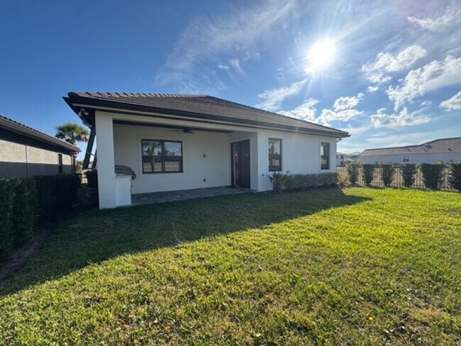 Building Photo - Coastal Living in Marina del Palma?!