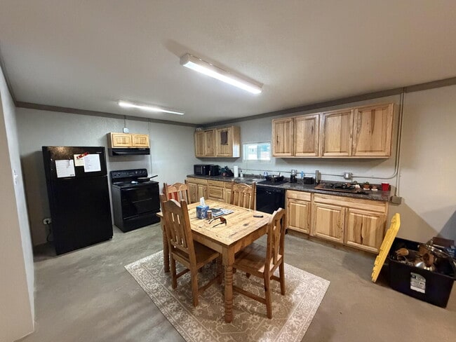 Building Photo - Spacious 3 Bed, 2 Bath Home with 2 car carport!