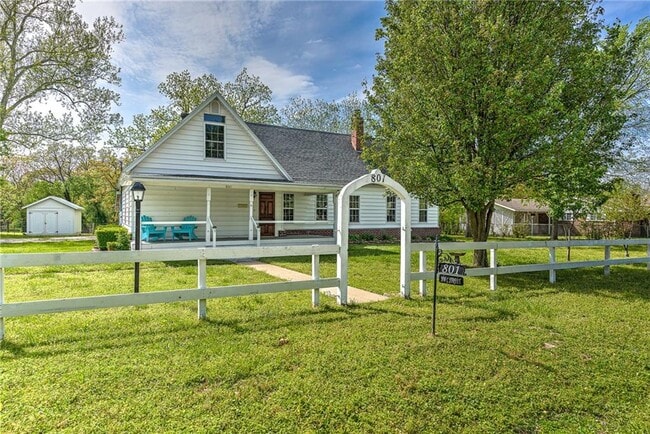 Building Photo - 801 NW C St