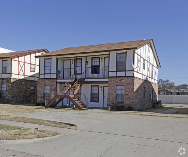 Building Photo - 205 Roberts Cir