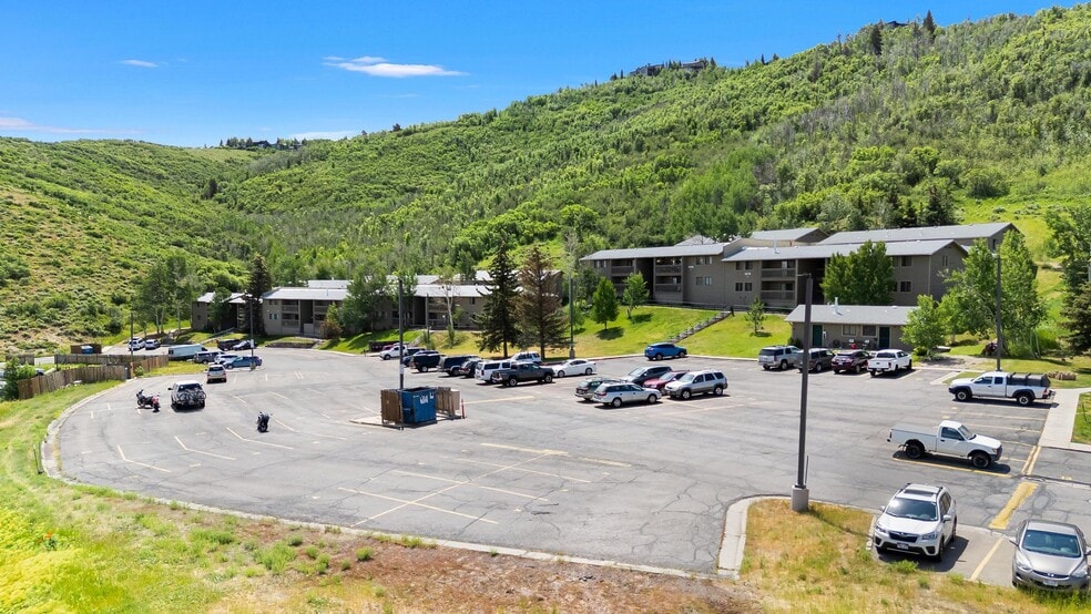 Plenty of parking - 1650 Upper Ironhorse Loop