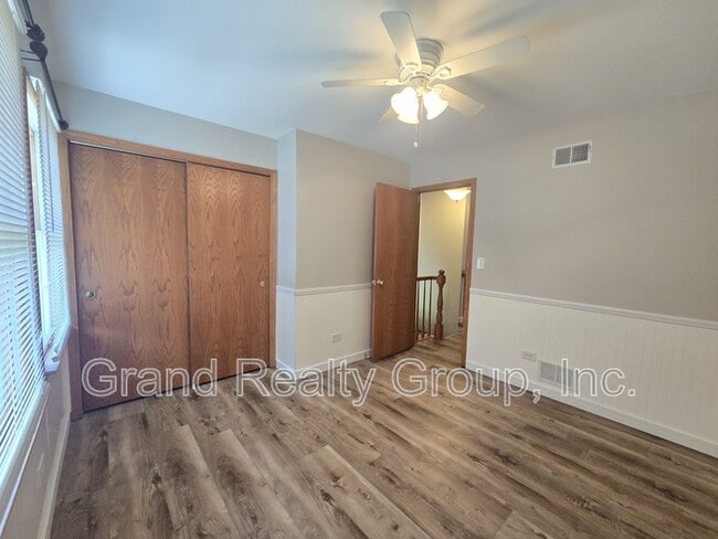 Building Photo - 1565 Old Barn Cir