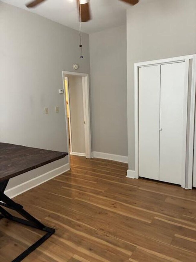 Building Photo - Spacious 1 bedroom/ 1 bath unit in Midtown...
