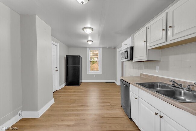 Building Photo - 1345 W 61st St