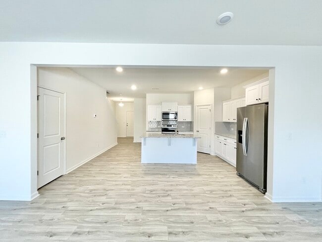 Building Photo - Three bedroom 2 1/2 bath townhome availabl...