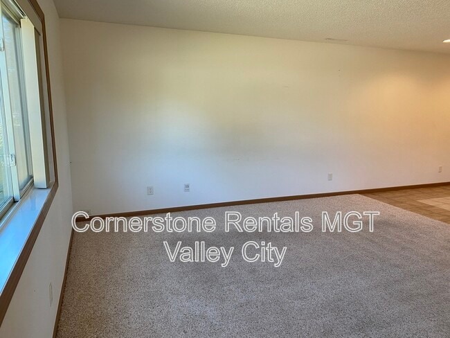 Building Photo - 508 10th Ave SE