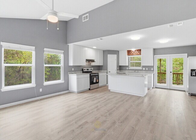 Building Photo - 3-bedroom, 2-bath home nestled in the Rolling Hills subdivision in Canyon Lake