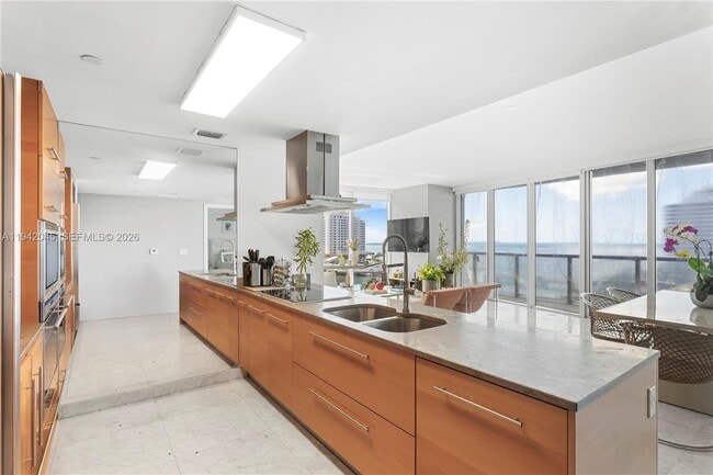 Building Photo - 495 Brickell Ave