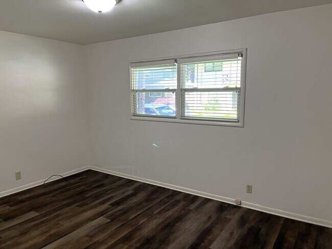 Building Photo - Enjoy Modern Living in this Upgraded home in a wooded area!