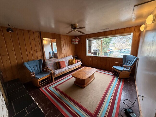 Building Photo - Spacious 5+bd/2.75 bath home on WWU bus route