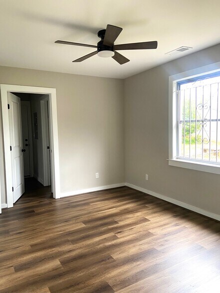 Building Photo - 56 18th Ave S