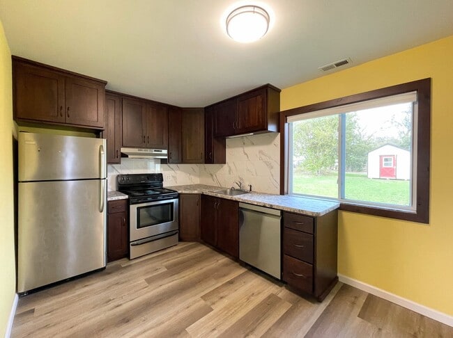 Building Photo - Updated 3-Bed 1-Bath Home