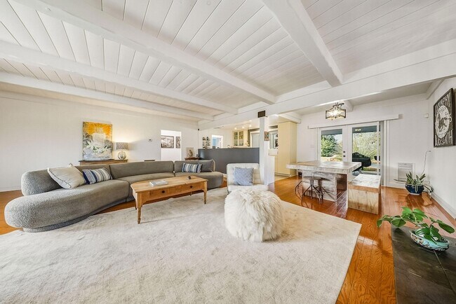 Building Photo - 724 N Refugio Rd