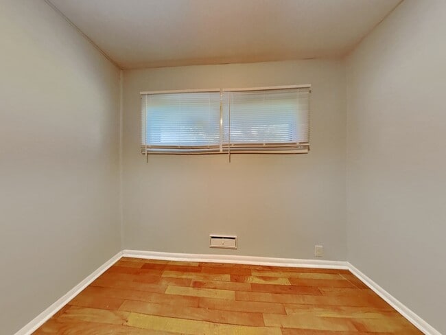 Building Photo - Charming 3-Bedroom Home with Sunroom, Fireplace & Garage in Kansas City, MO!