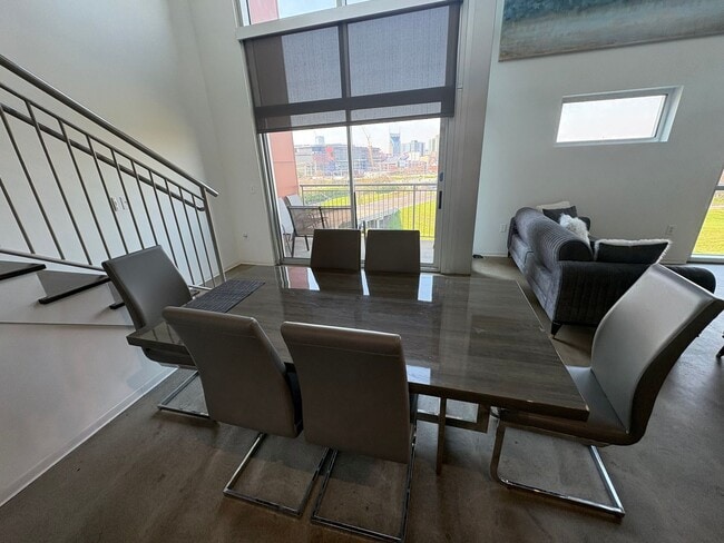 Building Photo - Enormous Loft With Downtown Views