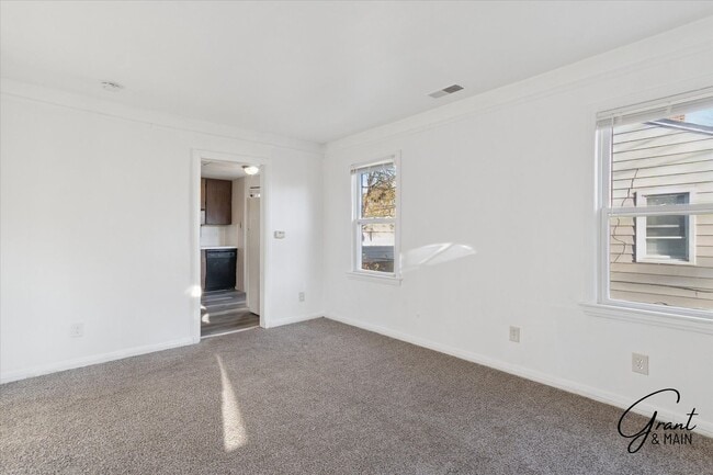 Building Photo - $1,100/month - 2 Bed 1 Bath