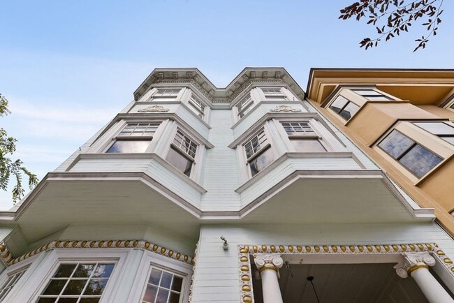 Building Photo - 151 Russ St