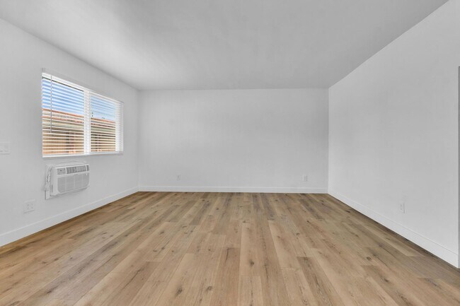 Building Photo - 428 W Los Angeles Dr