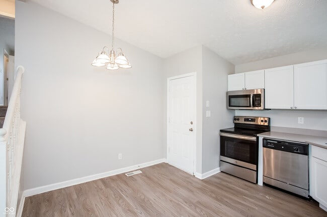 Building Photo - 607 Woods Crossing Dr