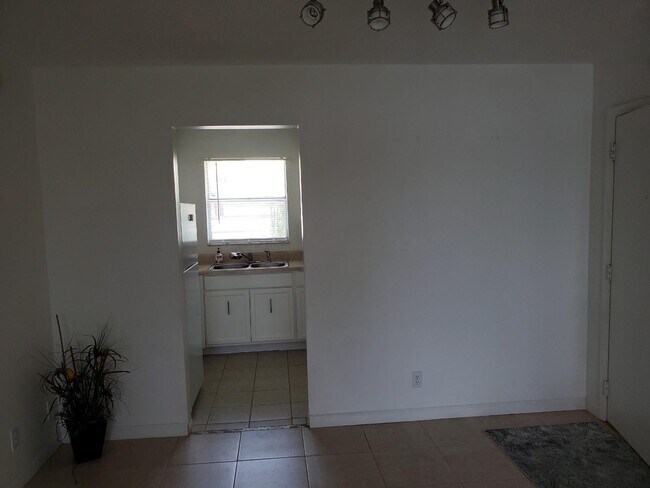 Building Photo - 235 Lake Dora Dr